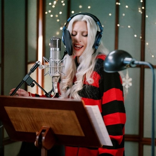 دانلود آهنگ Lady Gaga با نام Santa Claus Is Coming To Town   