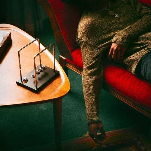 آهنگ قتل عاشقانه WORTHLESS با صدای d4vd   